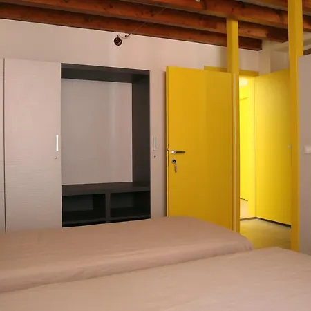 Degli Acrobati Хостел Брешия